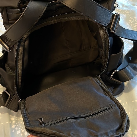 Black backpack, with strap and handle. - Picture 4 of 4